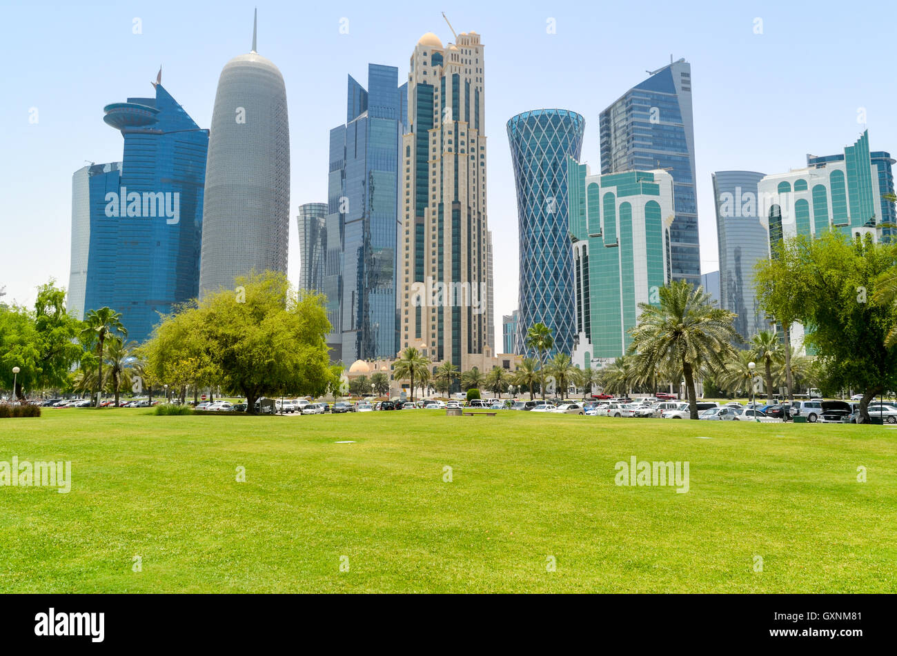 Skyline von West Bay Finanzviertel in Doha, Katar, vom grünen Sheraton park Stockfoto