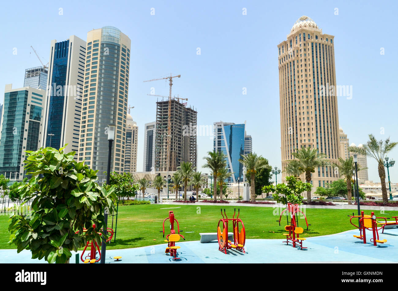 Öffentlichen Fitnessgeräten mitten im Bankenviertel von West Bay, Doha, Katar Stockfoto