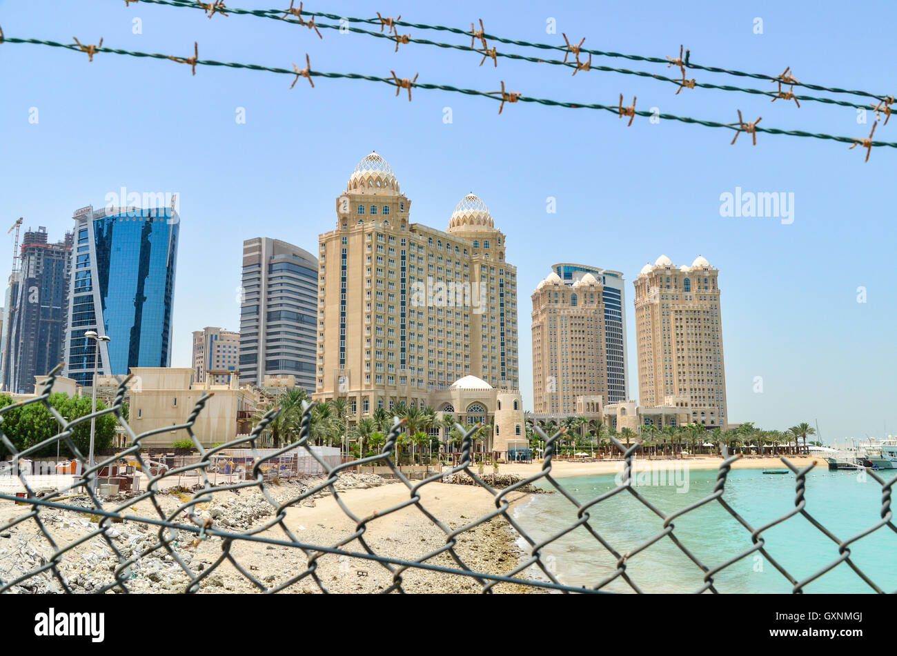 Zäune und Stacheldraht vor den Hochhäusern von Doha, Katar Stockfoto