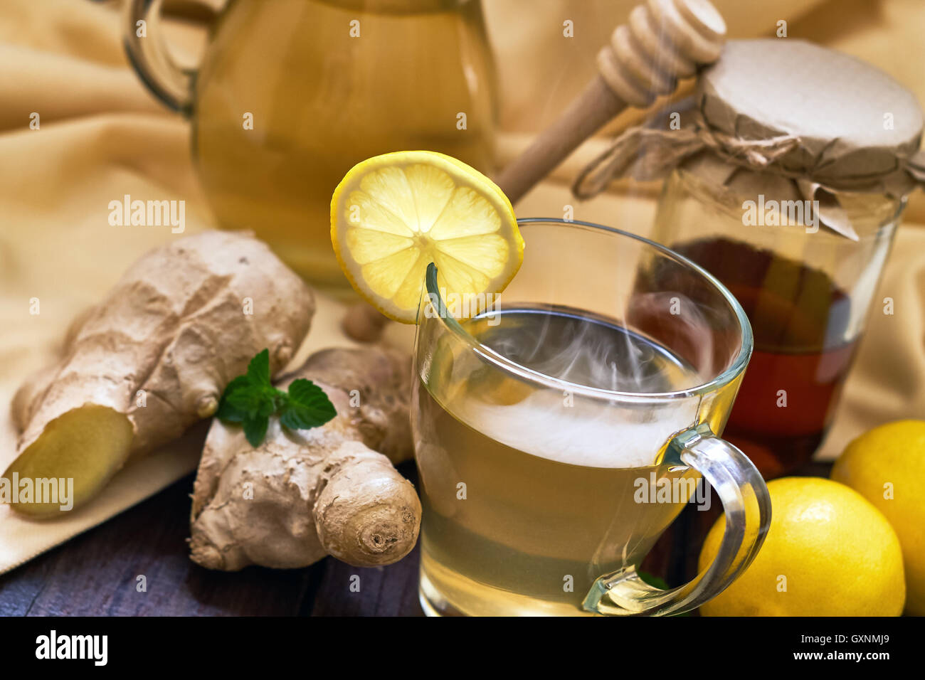 Ingwer Tee mit Honig, Zitrone und Minze auf Holztisch Stockfoto