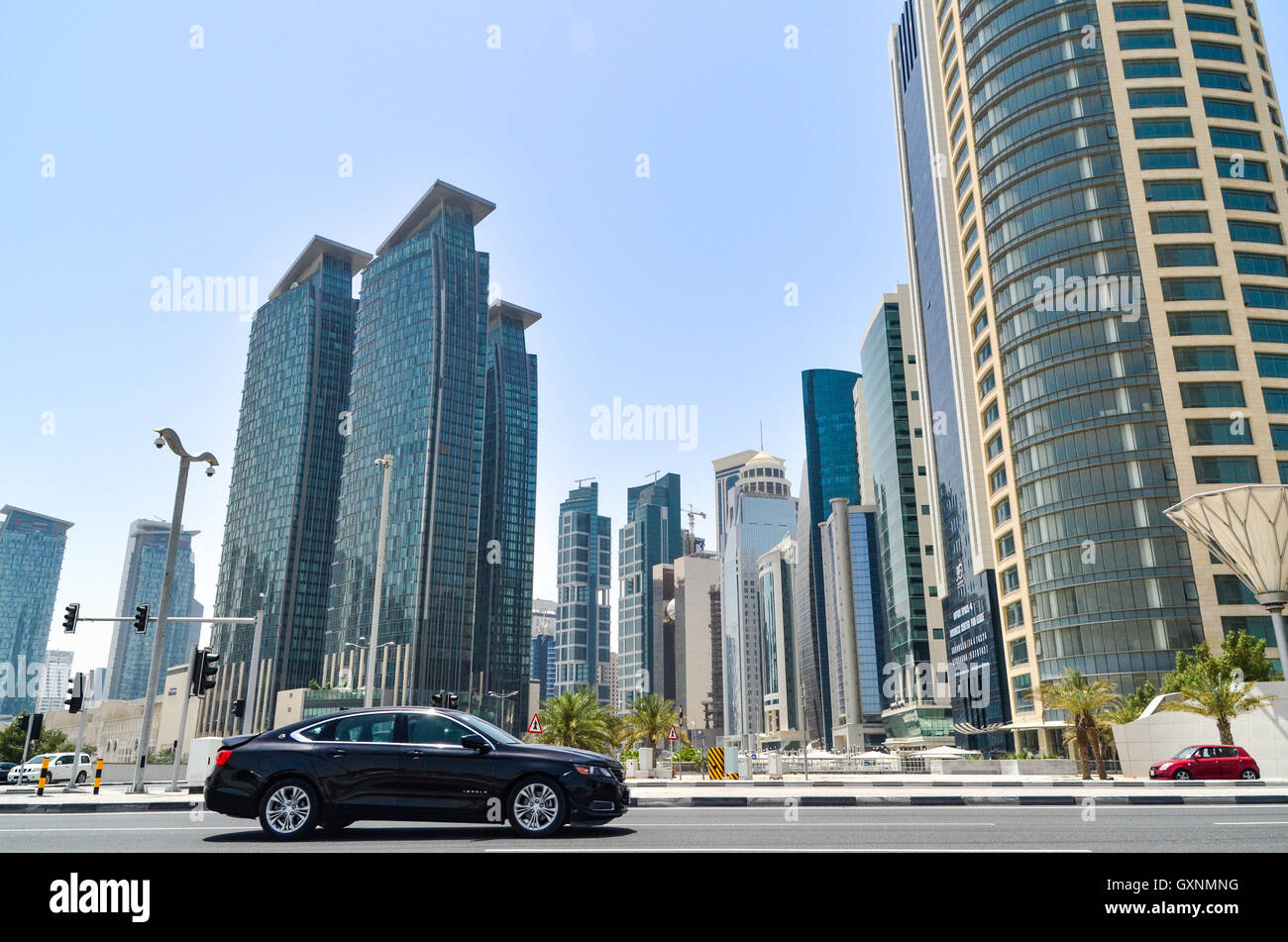 Auto und Verkehr in West Bay Finanzdistrikt von Doha, Katar Stockfoto