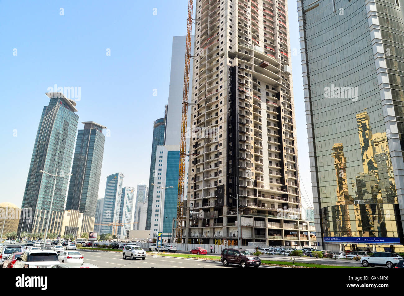 Auto und Verkehr in West Bay Finanzdistrikt von Doha, Katar Stockfoto