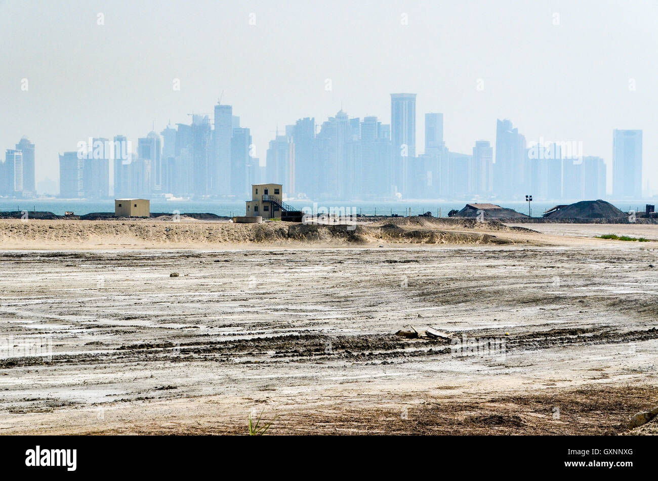 Bau der künstlichen Insel The Pearl Qatar mit West Bay Finanzviertel im Hintergrund Stockfoto