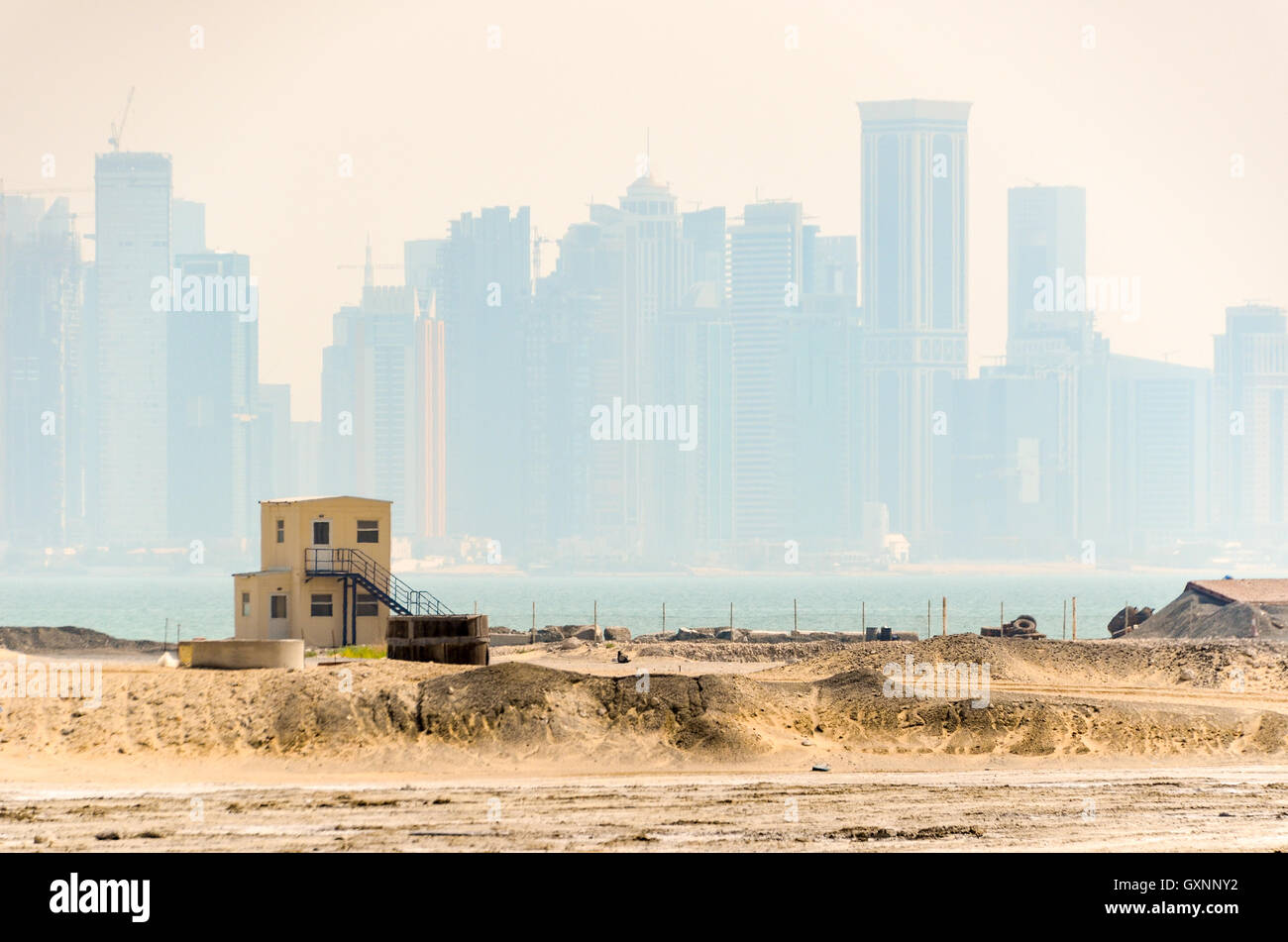 Bau der künstlichen Insel The Pearl Qatar mit West Bay Finanzviertel im Hintergrund Stockfoto