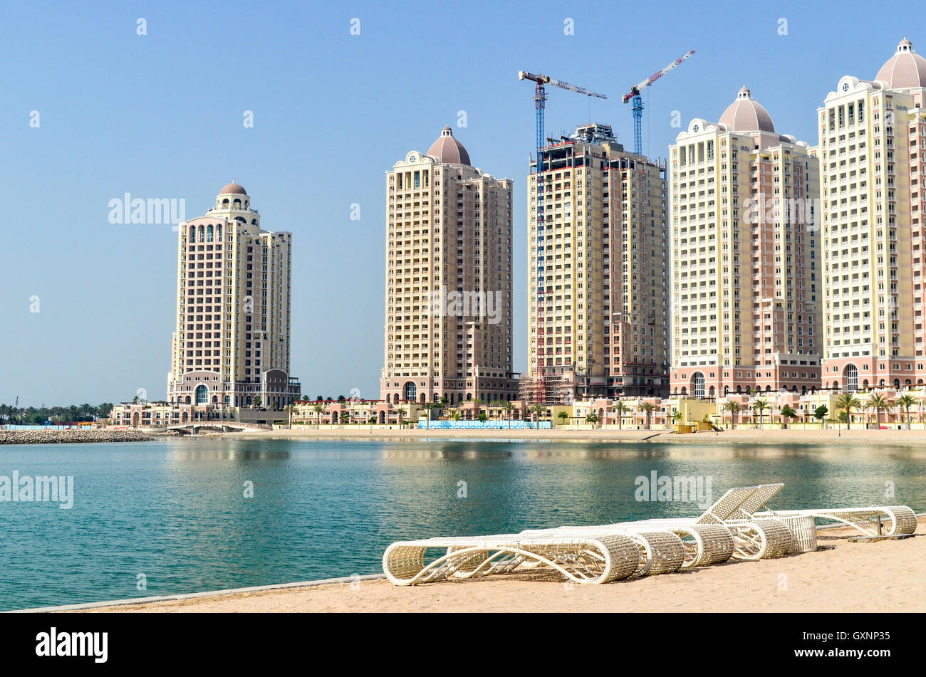 Viva Bahriya, Bau der neuen Wohntürme auf der künstlichen Insel The Pearl-Katar Stockfoto