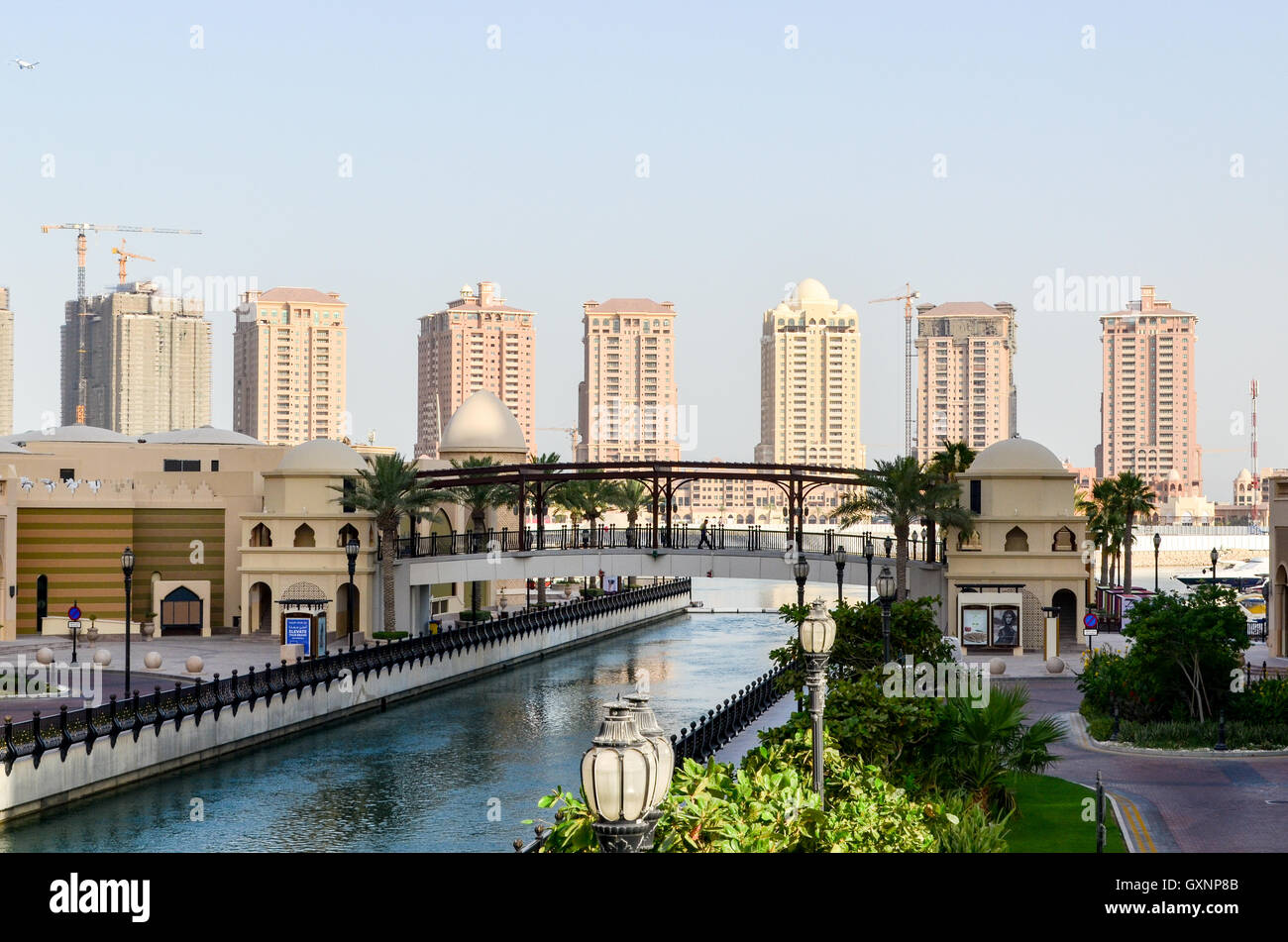 Die Pearl Qatar, Wohntürme und Marina in der Wüste Stockfoto