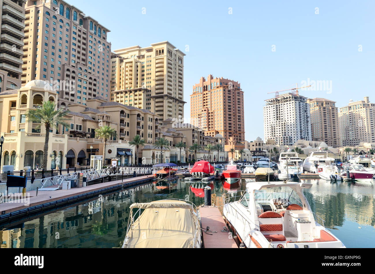 Die Pearl Qatar und Yachten und Boote in der Marina Stockfoto