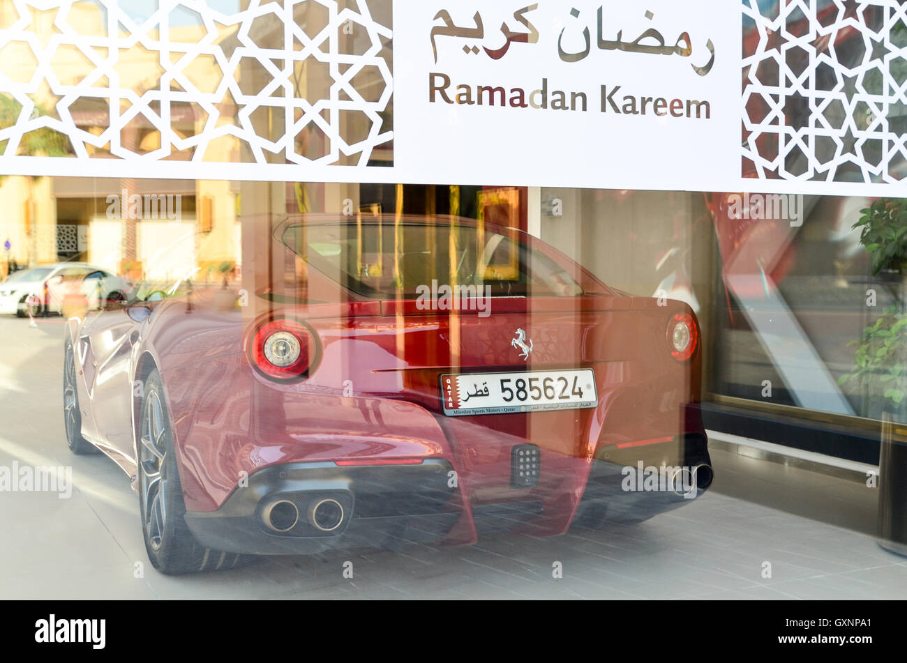 Ferrari-Luxus-Auto in Katar während des Ramadan Stockfoto