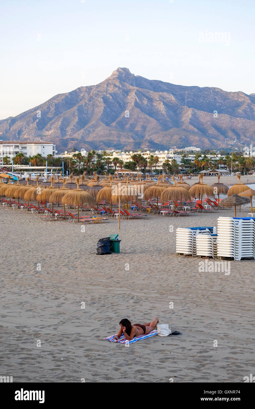 Strand von Puerto Banus, Marbella, La Concha Berg im Hintergrund. Sonnenuntergang. Andalusien, Costa Del Sol, Spanien. Stockfoto