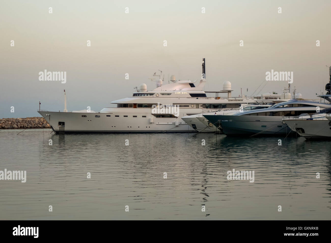 Lady Haya Superyacht vertäut im Luxus Yachthafen Puerto Banus, Sonnenuntergang Marbella, Andalusien, Spanien. Stockfoto