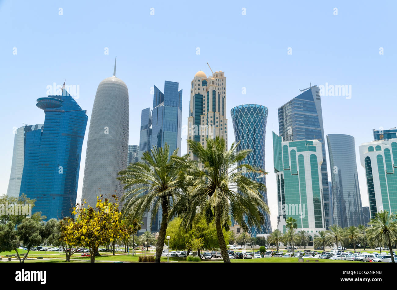Skyline von West Bay Finanzviertel in Doha, Katar, vom grünen Sheraton park Stockfoto