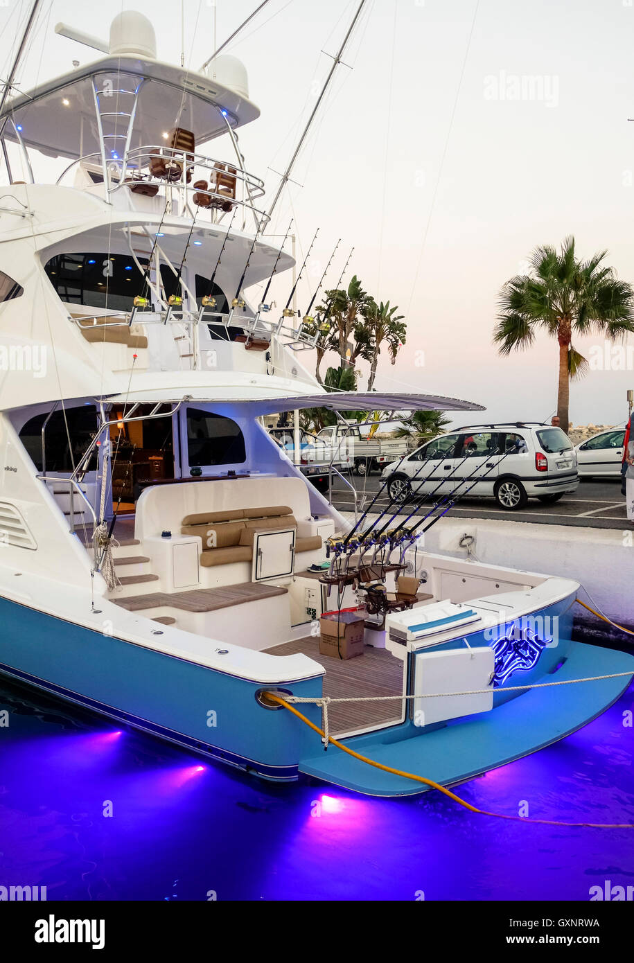 Luxus Sport Angelboot/Fischerboot vor Anker in Marina, Puerto Banus, Marbella, Andalusien, Spanien. Stockfoto