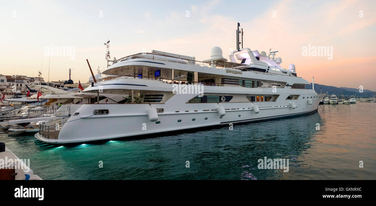 Lady Haya Superyacht vertäut im Luxus Yachthafen Puerto Banus, Sonnenuntergang Marbella, Andalusien, Spanien. Stockfoto