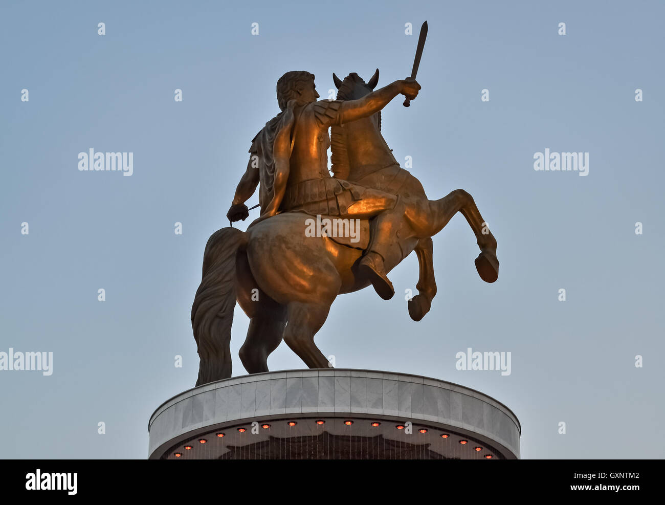 Bronze-Denkmal von Alexander dem großen in Skopje und klarer Himmel Stockfoto