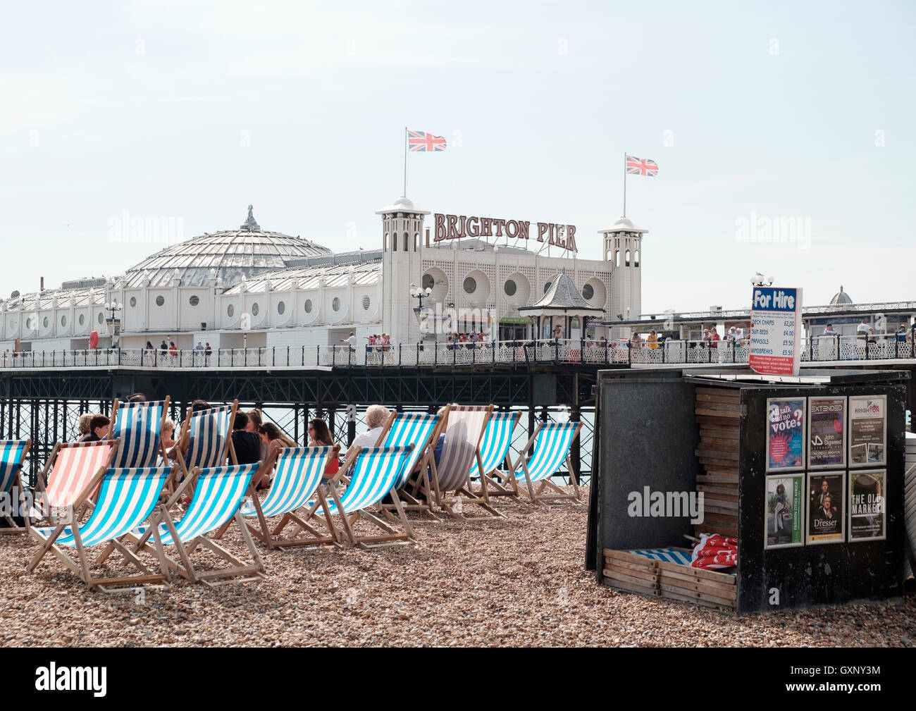 Pier von Brighton, UK - 13. September 2016: viele Liegestühle am Strand von Brighton. Stockfoto
