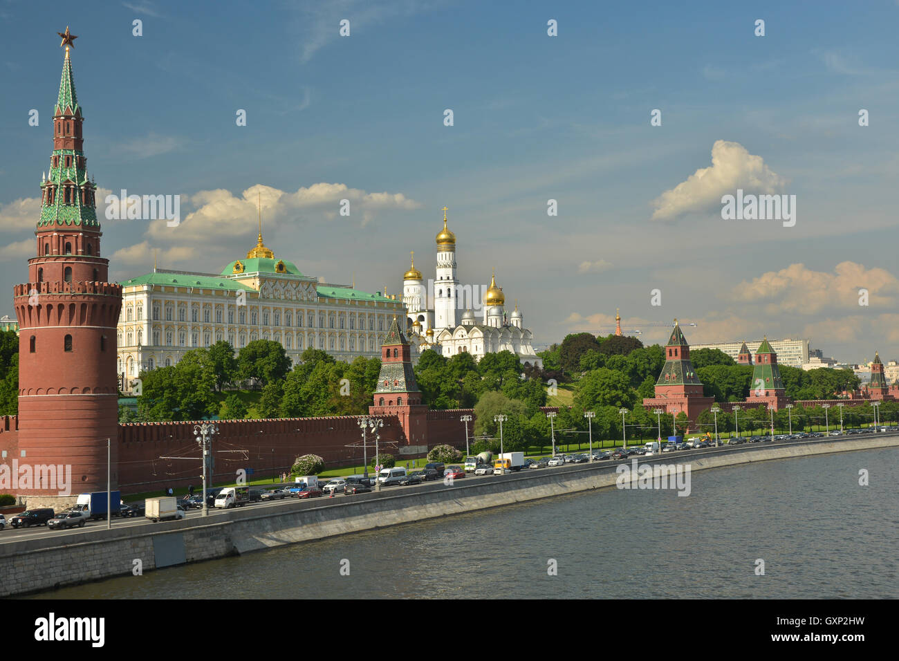 Kreml-Ufer der Moskwa. Die Türme und Mauern des Kreml von der Moskwa. Stockfoto