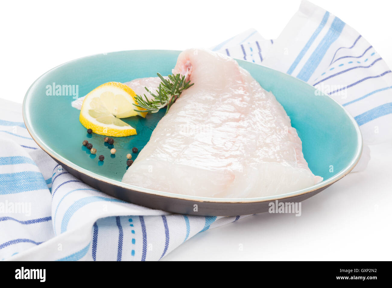 Rohe Heilbutt Filet auf Platte. Kulinarischen Meeresfrüchte kochen. Stockfoto