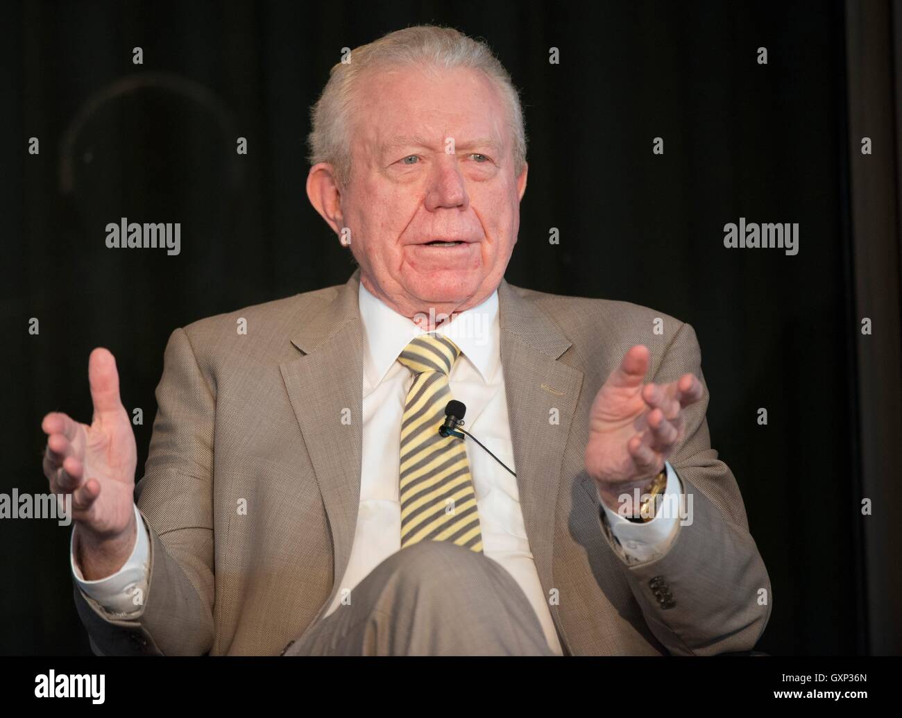 LBJ Stiftung Vice Chairman Ben Barnes trifft sich mit präsidialen Führung Gelehrten an der LBJ Presidential Library 17. Juni 2016 in Austin, Texas. Stockfoto