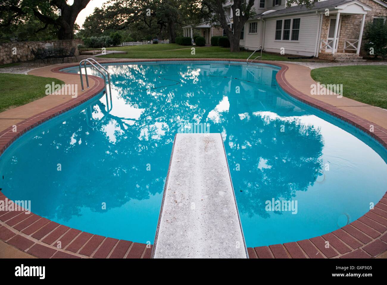 Ein Blick vom Sprungbrett der Lyndon B. Johnsons privaten nierenförmigen Pool, die neben dem Haupthaus auf der LBJ Ranch in Stonewall, Texas Website. Stockfoto