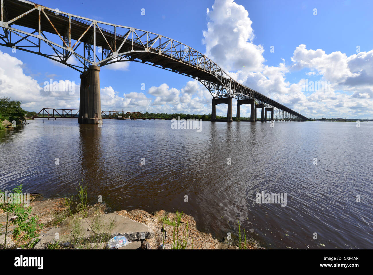 Ein Stahl span Straßenbrücke über Lake Charles in Louisiana. Stockfoto