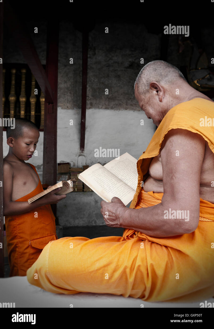 LUANG PRABANG, Laos - August 2011: Old Monk Lehre Dhamma zu junge Novize im Tempel in Luang Prabang, Laos Stockfoto