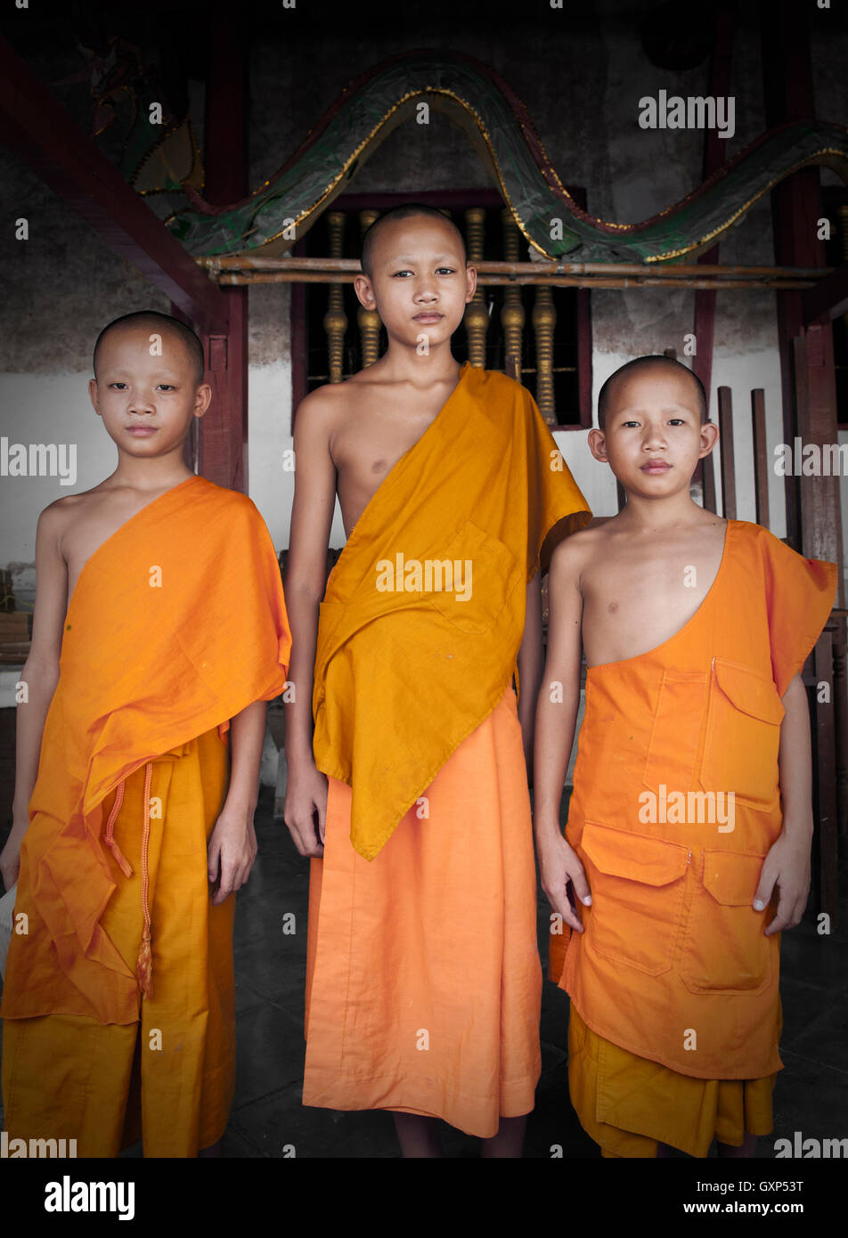 LUANG PRABANG, Laos - August 2011: Drei unbekannten buddhistischen Novizen mit Wohnsitz in einem alten Tempel in Luang Prabang, Laos Stockfoto