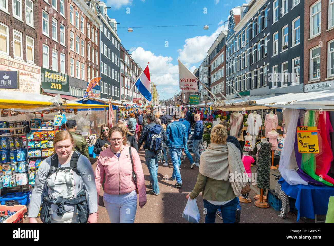 Touristen gehen in Albert Cuyp Market. Albert Cuyp Market ist eine der Sehenswürdigkeiten der Stadt in Amsterdam, Niederlande Stockfoto