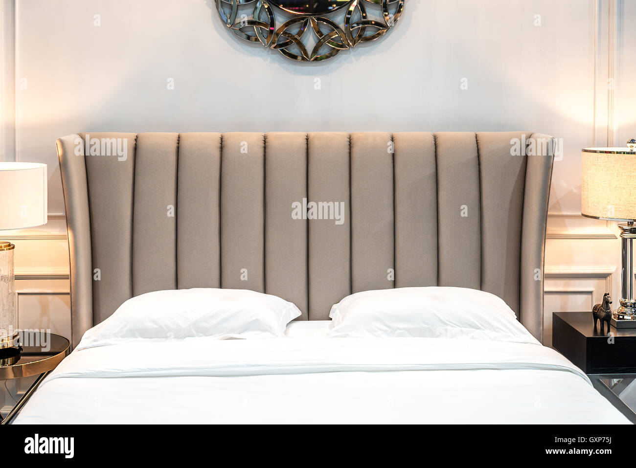 Innere des luxuriösen Schlafzimmer im Haus oder Hotel mit Lampe. Innen Schlafzimmer Konzept. Stockfoto