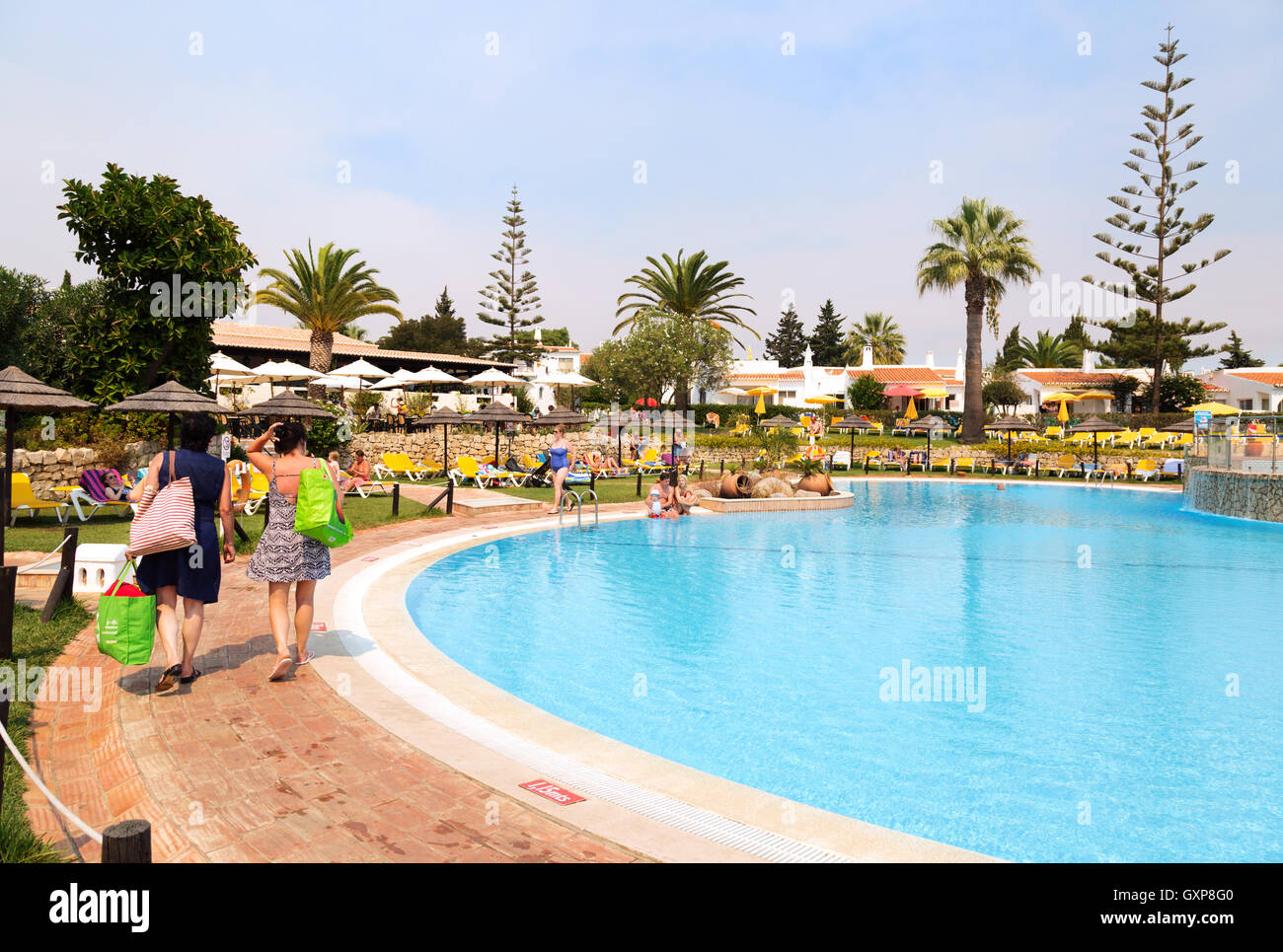 Touristen am Swimmingpool, Rocha Brava Feriendorf, Carvoeiro, Algarve, Portugal, Europa Stockfoto