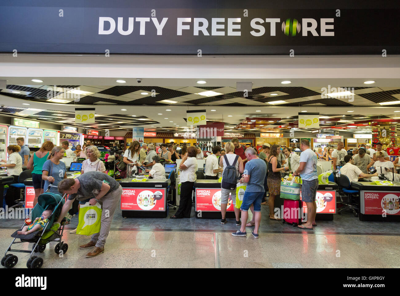 Menschen beim Einkaufen in den Duty free Shop, Flughafen Faro Algarve Portugal Europa Stockfoto