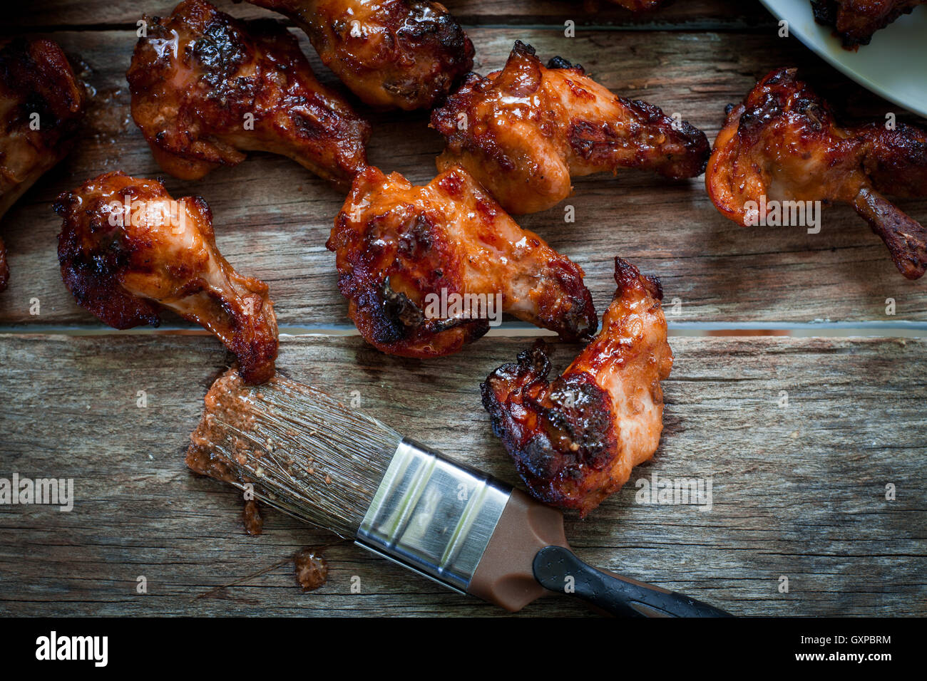 Hähnchenflügel mit geräuchertem Bbq-Sauce für Bad Stockfoto