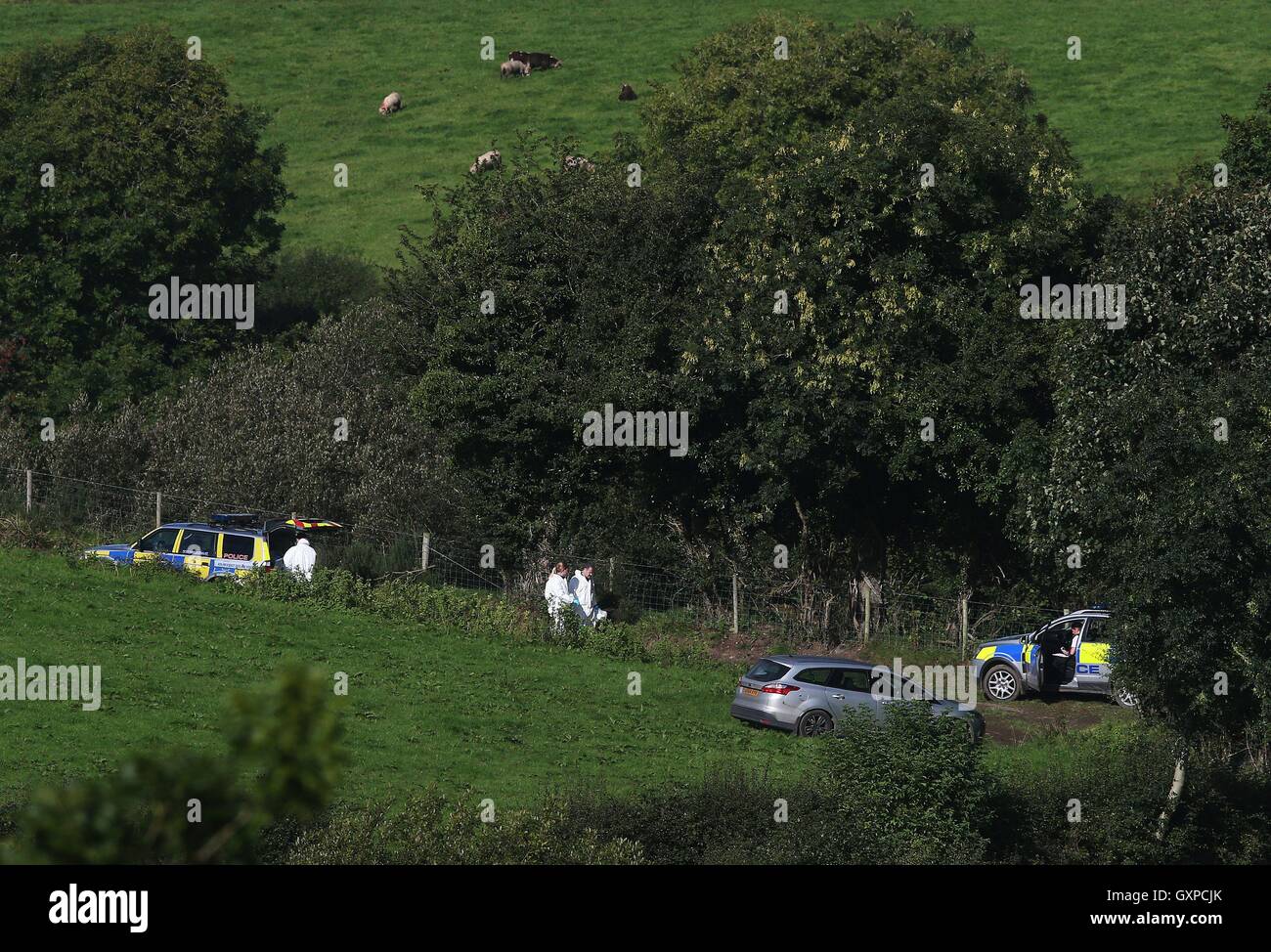 Polizei und Forensik Offiziere an Ackerland in Killen, um eine Meile von Castlederg, wo neue Suchergebnisse für Arlene Arkinson im Gange sind. Stockfoto