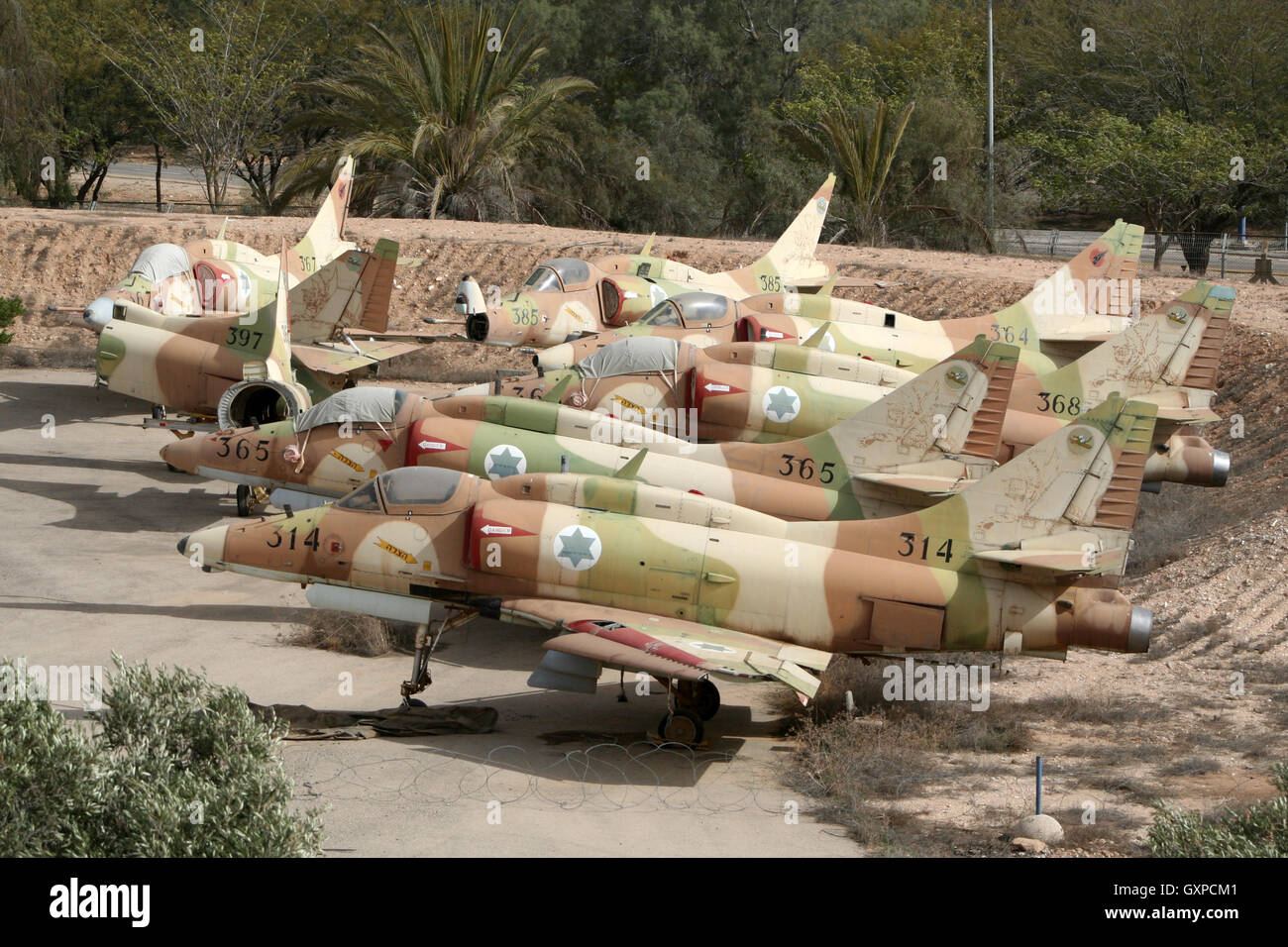 Ex-israelische Luftwaffe Douglas A-4 Skyhawks gespeichert im Hatzerim Luftwaffe Museum in Beerscheba, Israel Stockfoto