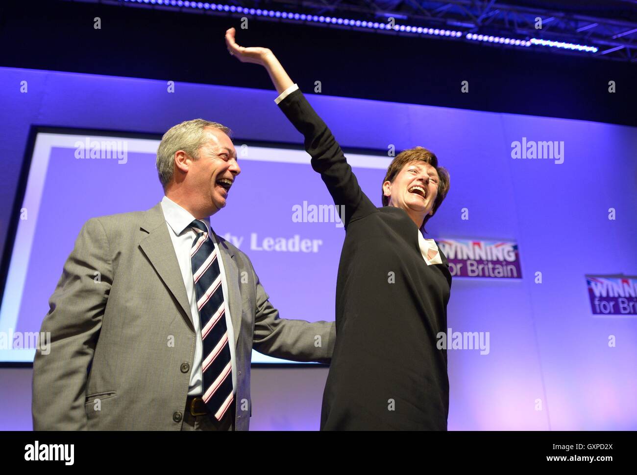 Diane James feiert mit Nigel Farage nach seiner Ernennung zum neuen Anführerin der Ukip Jahreskonferenz der Partei in Bournemouth International Centre in Bournemouth. Stockfoto