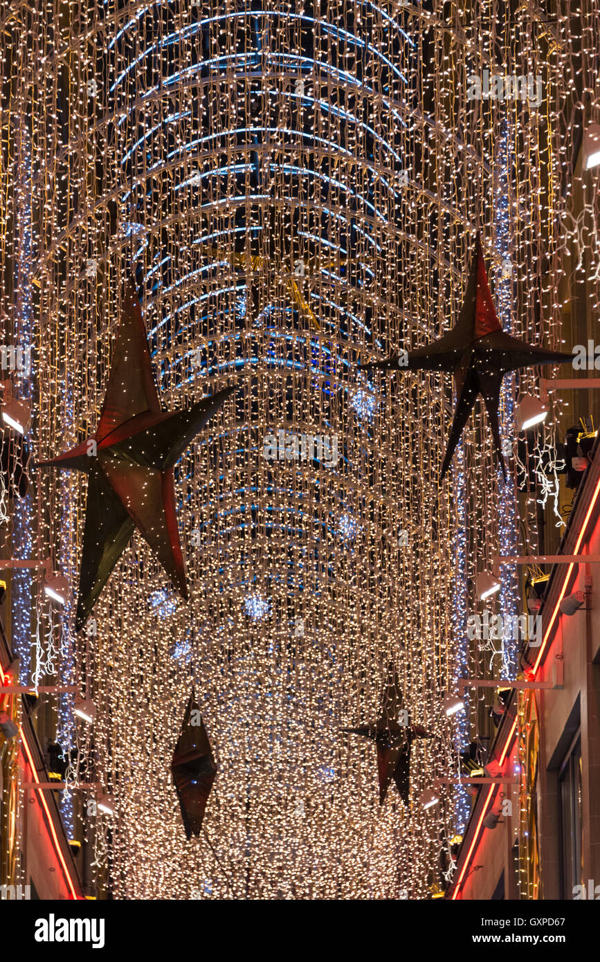 Die funkelnden Weihnachtsbeleuchtung Anzeigen unter der Einkaufspassage  Kaufingertor aus Kaufingerstrasse, Münchens teuerste s Stockfotografie -  Alamy