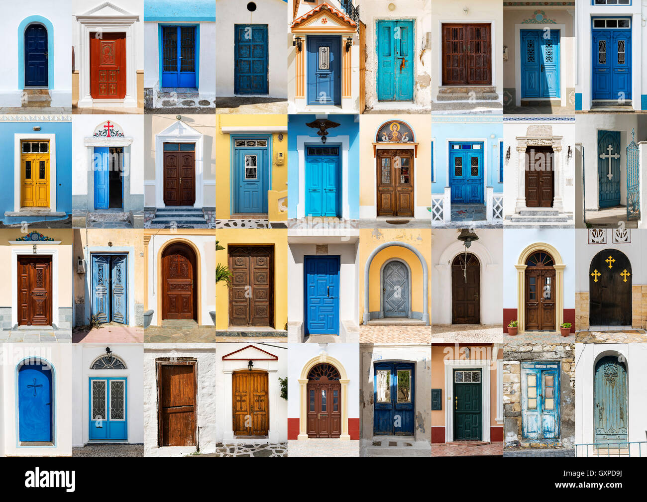 Foto-Collage von 36 bunte Haustüren, Häuser von Karpathos, Griechenland. Stockfoto