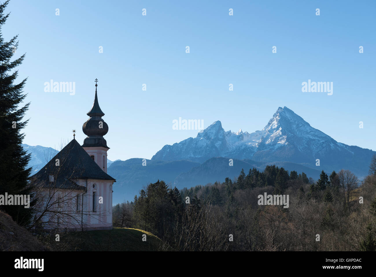 Schöne Berglandschaft Wallfahrt Kirche von Maria Gern mit Watzmann-massiv im Hintergrund, Deutschland Stockfoto