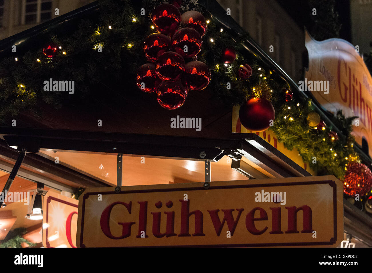 Eine der vielen Holzhütten, die Gluhwein auf dem Weihnachtsmarkt in der Kaufingerstraße