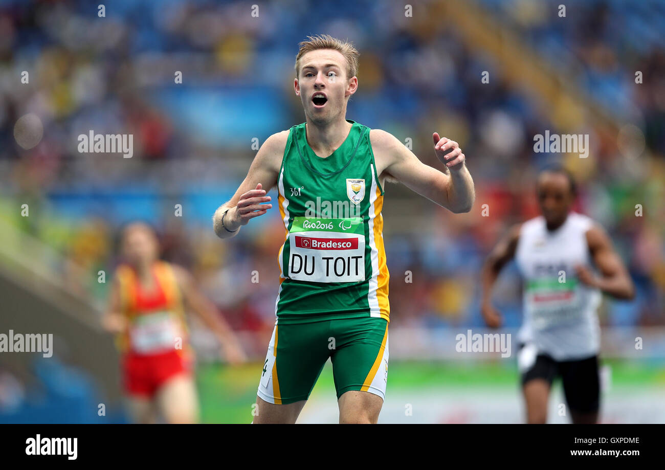 Südafrikas Charl du Toit feiert gewinnen die Leichtathletik Männer 400 m-Finale T37 am neunten Tag der Rio Paralympischen Spiele 2016 in Rio De Janeiro, Brasilien. Stockfoto