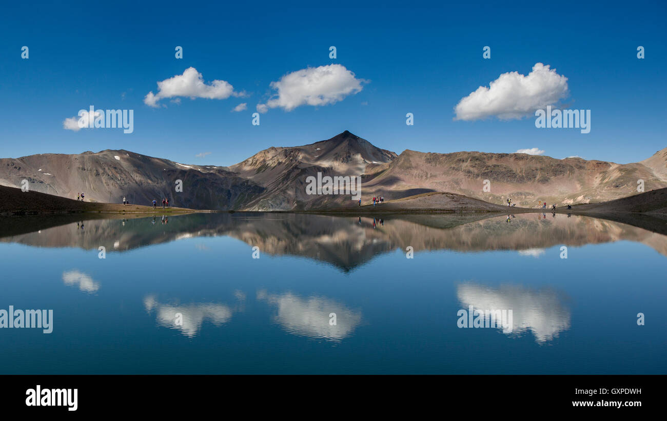 Sauberen See in den Hochalpen mit einer Kaltwasser und Reflexionen aus einem blauen Himmel und Wolken. Stockfoto