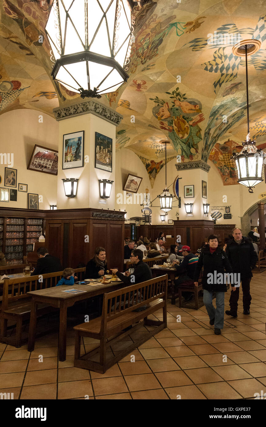 Das Innere des berühmten Hofbräuhaus Bier Hall am Am Platzl in der Altstadt von München in Deutschland. Es ist der ursprüngliche Brauer Stockfoto