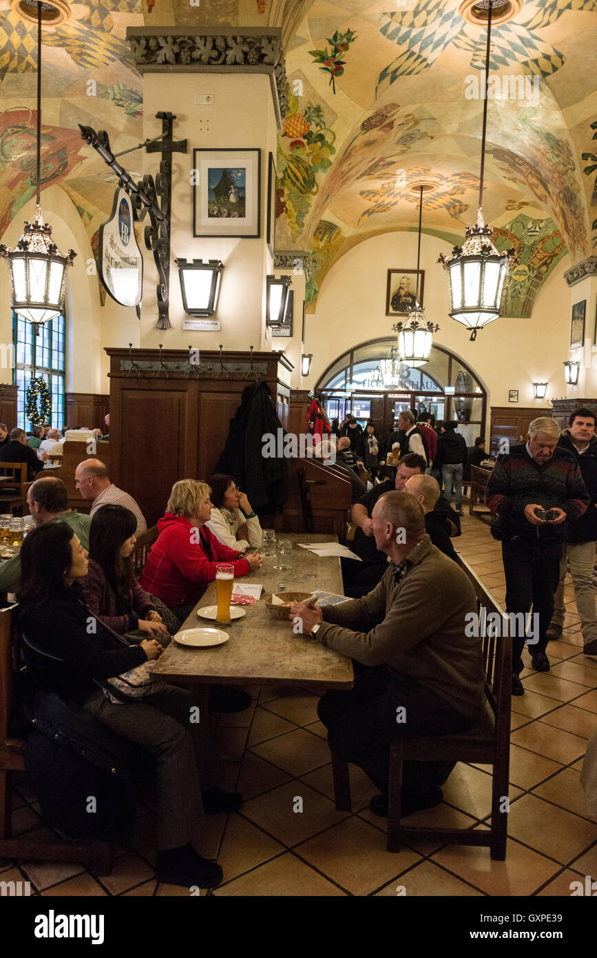 Das Innere des berühmten Hofbräuhaus Bier Hall am Am Platzl in der Altstadt von München in Deutschland. Es ist der ursprüngliche Brauer Stockfoto