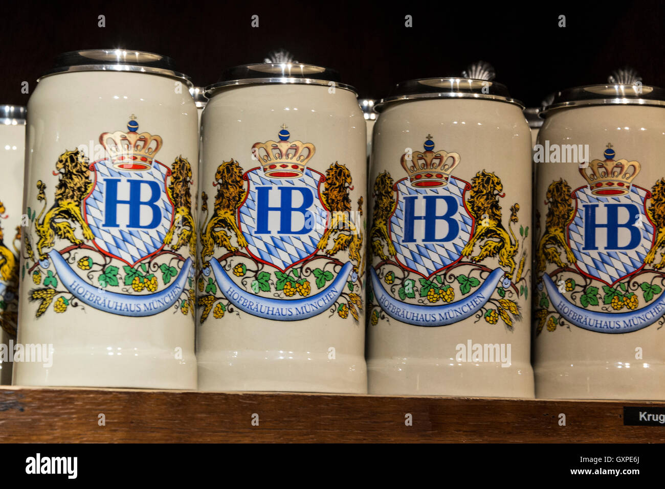 Eine Reihe von 1 Liter Masse Krüge zum Verkauf an das Hofbräuhaus Bier Hall Geschenk / Souvenir shop in München, Deutschland Stockfoto