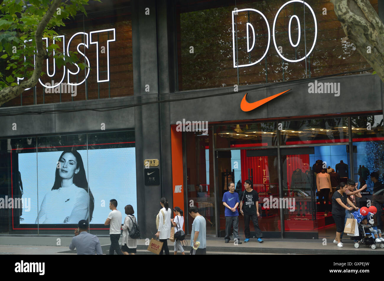 Ein Nike Store in Shanghai, China. Stockfoto