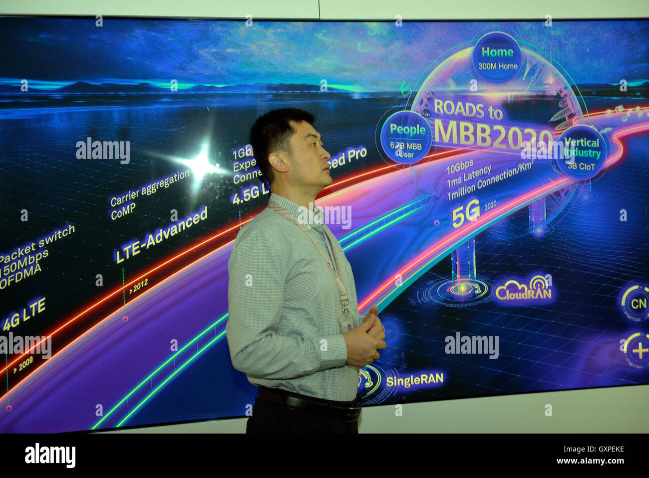 Jack Li stellt Huawei-5G-Tech für die Besucher in einem Showroom in Huawei Shanghai MBB Executive Briefing Center. 10. September 2016 Stockfoto