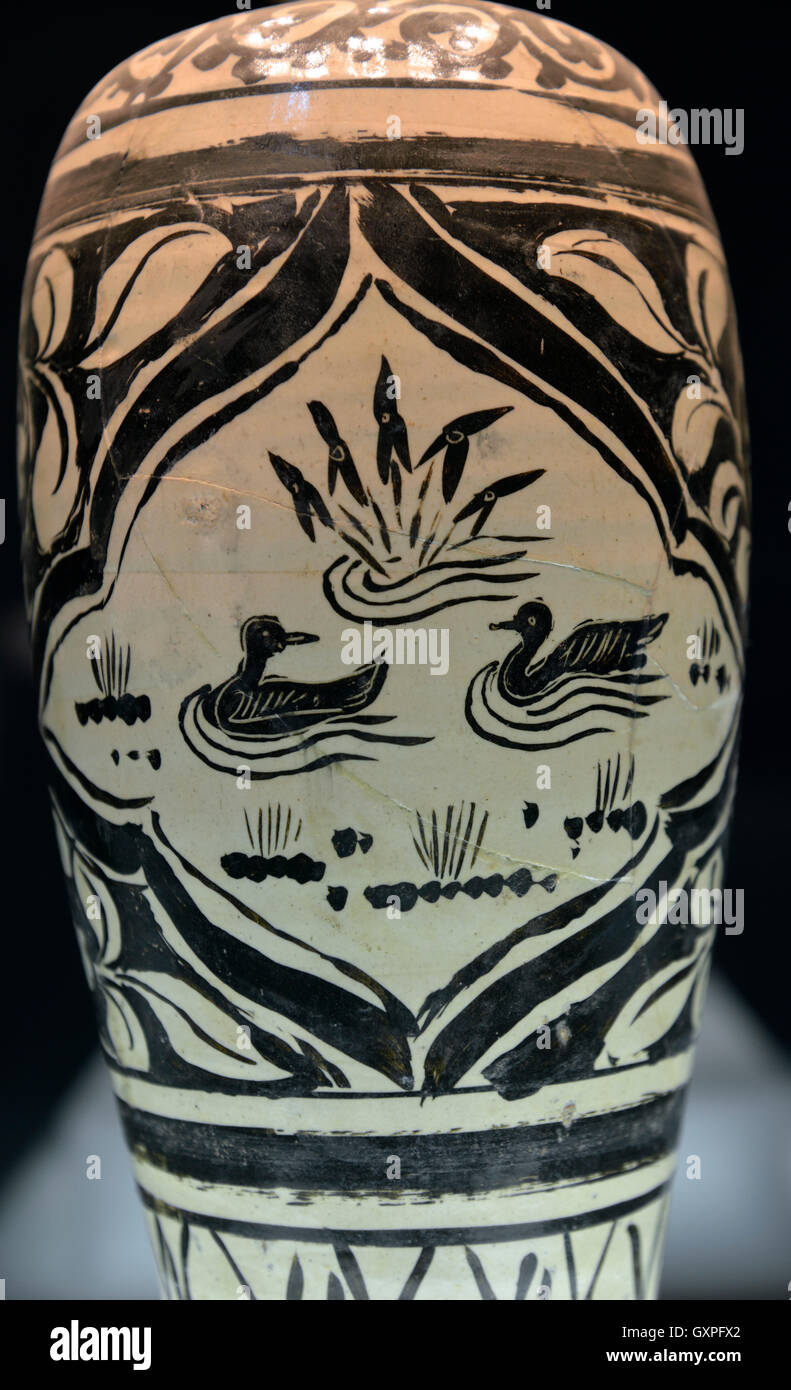 Prunus weiß-Porzellan Vase mit der Dekoration von zwei schwimmen Enten in Scheiben. Song-Dynastie. Stockfoto