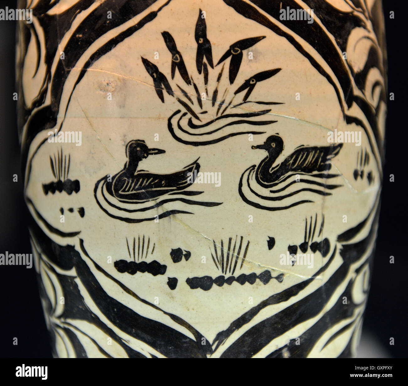 Prunus weiß-Porzellan Vase mit der Dekoration von zwei schwimmen Enten in Scheiben. Song-Dynastie. Stockfoto
