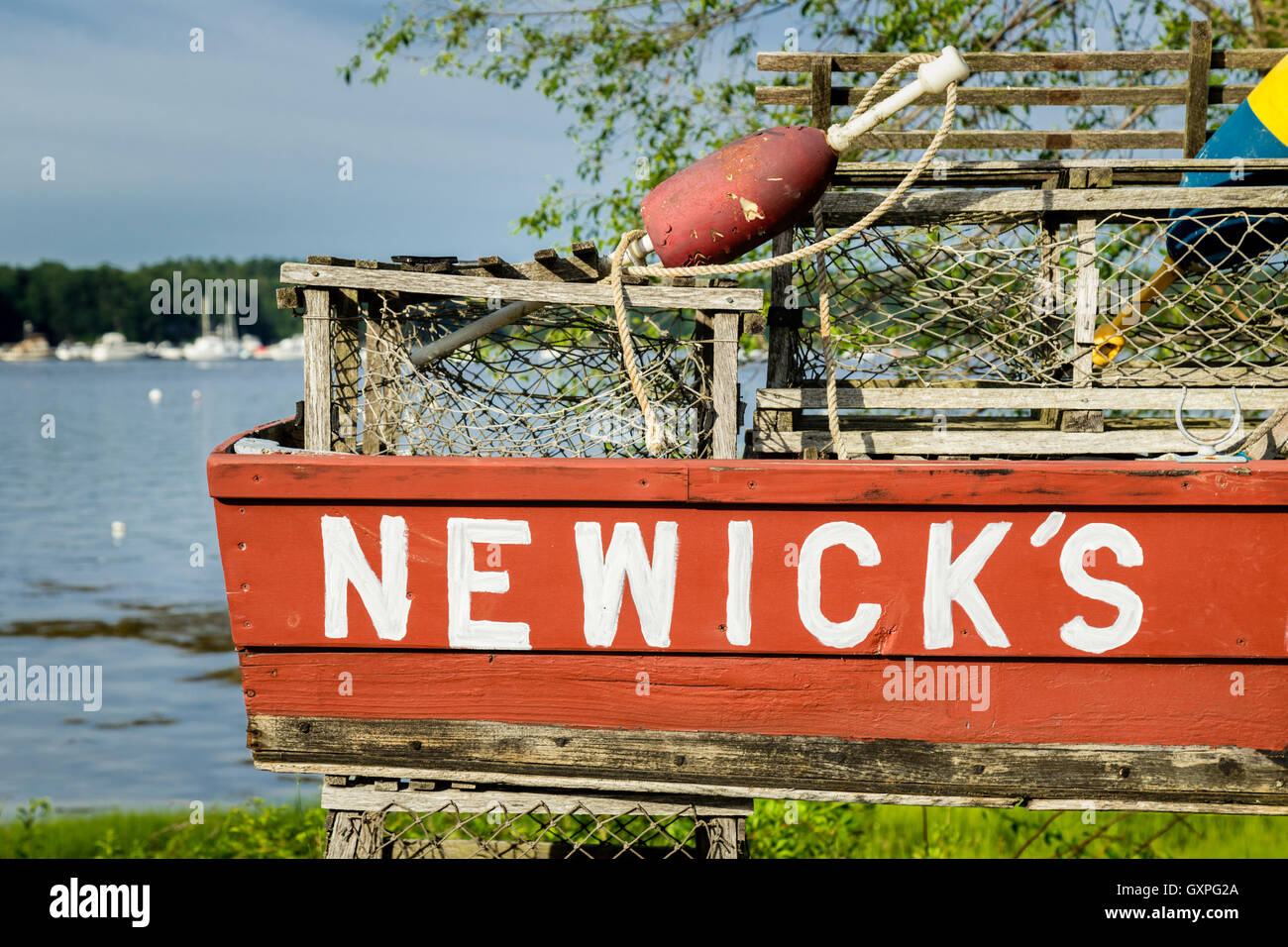 Newicks Lobster Boat gefüllt mit Hummerfallen an Punkt Dover, New Hampshire Stockfoto