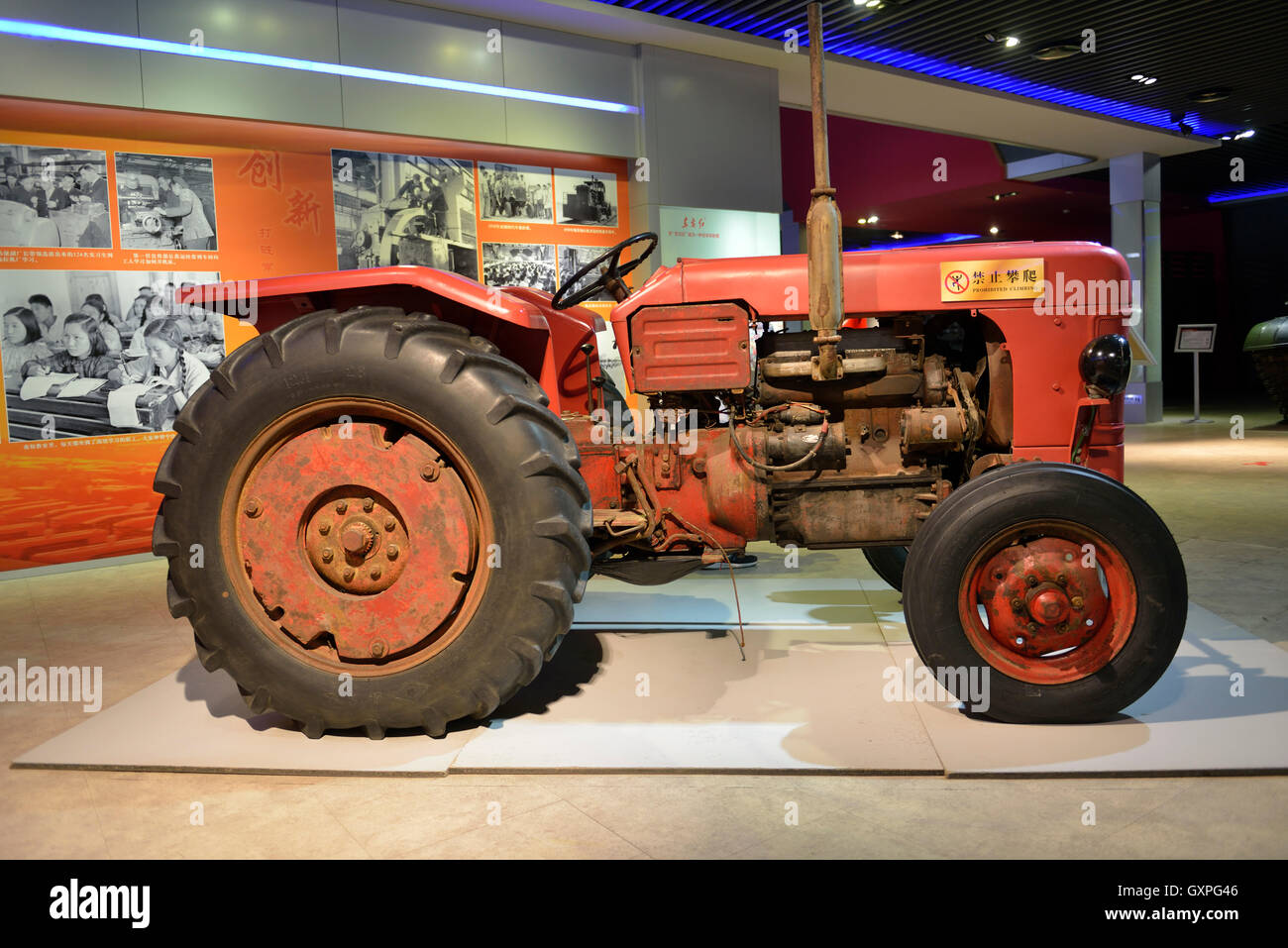 Dongfanghong 40 Traktor wurde 1971 von YTO produziert.  Traktormuseum in YTO(Luoyang), Provinz Henan, China. Stockfoto