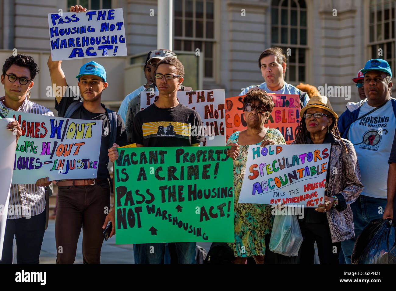 New York, USA. 15. September 2016. Ausschusses für Gehäuse & Gebäude der New Yorker Stadtrat hat am 15. September eine Anhörung auf dem Gehäuse nicht Warehousing Act, das Wahrzeichen Set von Rechnungen, die Obdachlosen mitverfasste, die Stadt, endlich einen echten Graf von leer stehenden Gebäuden und viele stärken. Kombiniert, wäre diese Rechnungen einige der stärksten Anti-warehousing Gesetzgebung diese Stadt je gesehen hat. Sie sind ein entscheidender Schritt zur Milderung und lösen die Immobilienkrise und unvergleichliches Niveau der Obdachlosigkeit in New York City. Bildnachweis: Pazifische Presse/Alamy Live-Nachrichten Stockfoto